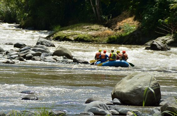 Fare una discesa in rafting