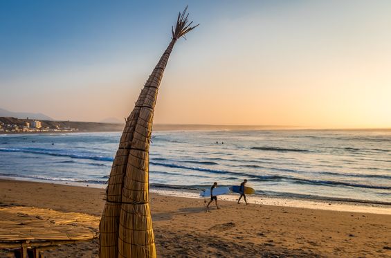 Fare surf tra onde spettacolari