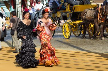 Séville, femmes en tenue traditionnelle, Flamenco