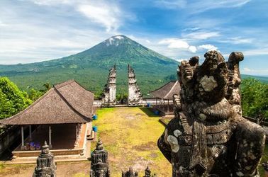 L’Est et le mont Agung