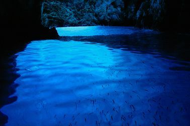 La grotte bleue de l'île de Bisevo