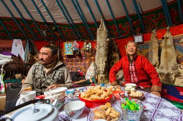 Un repas sous une yourte